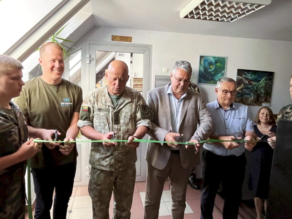285059-gimnazijoje-atidaryta-dronu-valdymo-treniruokliu-mokymo-erdve.jpg