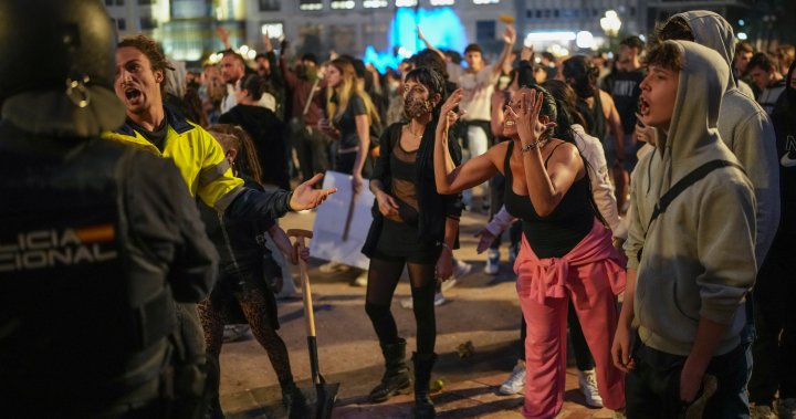 Dešimtys tūkstančių reikalauja Valensijos lyderio atsistatydinimo dėl prasto reagavimo į