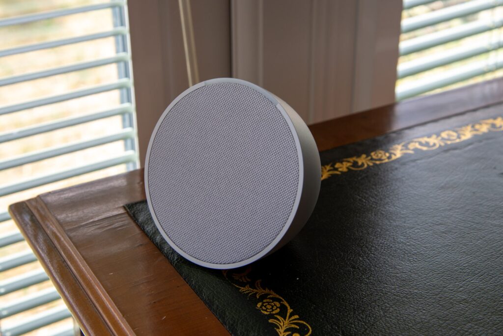 Šiandien gaukite 44% nuolaidą „Amazon Echo Pop Smart“ garsiakalbiui