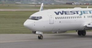 Advokatai teigia, kad „WestJet“ svorio riba ant elektrinių neįgaliųjų vežimėlių